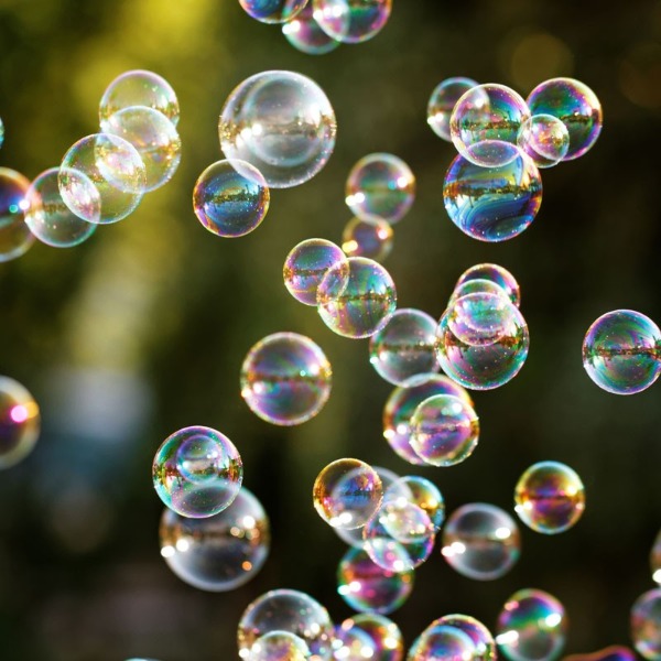 Beaucoup de bulles qui flottent dans l’air