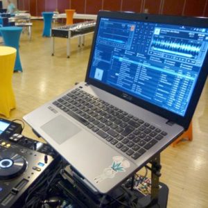Ordinateur portable lors d'un mix DJ en Bretagne