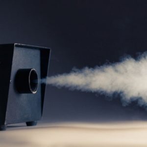 Machine à fumée vue de près qui souffle de la fumée