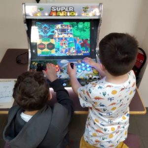 Enfants jouant à la borne d’arcade en location