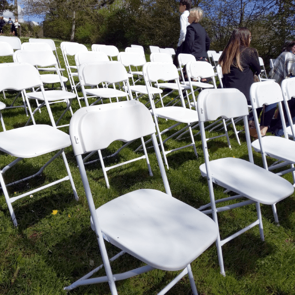 Chaises pliantes blanches alignées