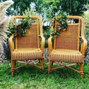 Deux fauteuils en osier avec des feuilles en décoration, en location