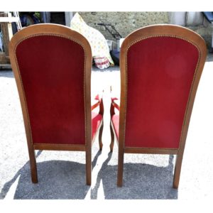 Fauteil Voltaire en bois avec une assise de couleur rouge vue de dos